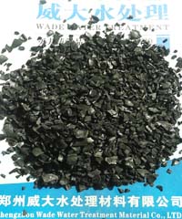 杏殼黃金活性炭采用東北高品質(zhì)大扁杏皮為原料，經(jīng)過高溫水蒸氣活化精制而成，具有顆粒均勻。